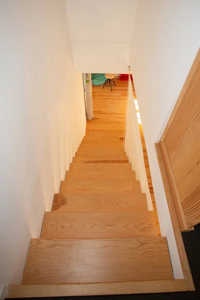 Escada Madeira Marrom Casa Moderna — Fotografia de Stock