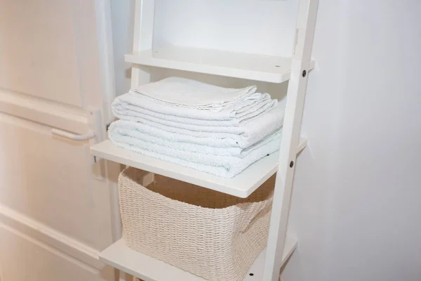 White Towels Arranged Bathroom — Stock Photo, Image