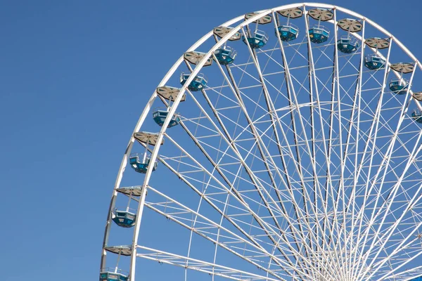 Roda Gigante Gigante Contra Céu Azul — Fotografia de Stock