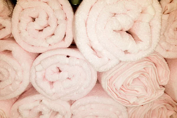 海滩浴粉红色卷五颜六色的毛巾织物纹理布背景 — 图库照片