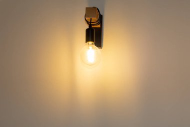 Elektrik lambası duvar odadaki ahşap tel üzerinde asılı