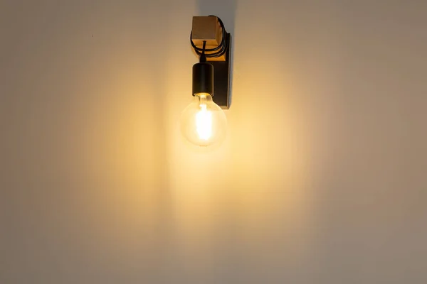 Elektrisk Lampa Hängande Trä Tråd Väggen Rum — Stockfoto