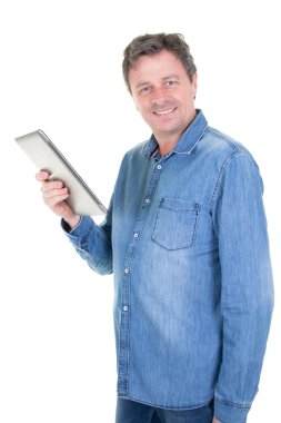 Gülümseyen yakışıklı adam dijital tablet tutarak