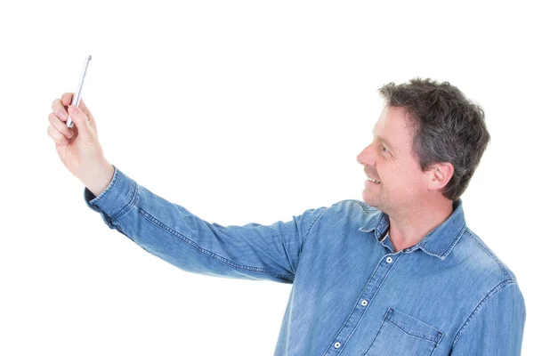 Retrato Homem Bonito Alegre Tomando Selfie Sob Fundo Branco — Fotografia de Stock