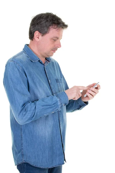 Homem Bonito Verificando Mensagens Texto Telefone Celular Lendo Uma Mensagem — Fotografia de Stock