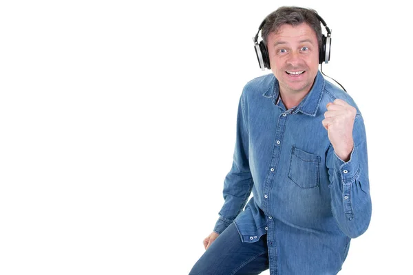 Divertido Hombre Guapo Con Auriculares Disfrutar Música Sobre Fondo Blanco — Foto de Stock