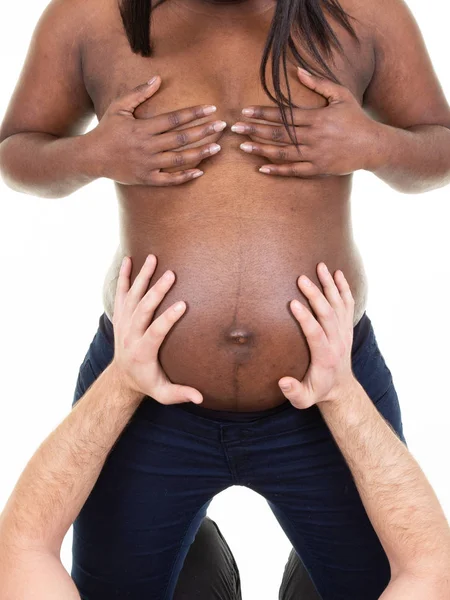 Novos Pais Casal Misto Desfrutando Gravidez Bebê Mãos Preto Branco — Fotografia de Stock