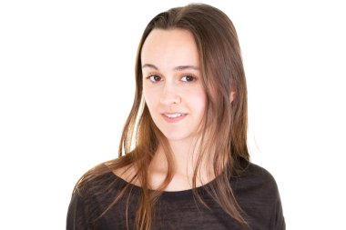 beyaz zemin üzerine güzel bir genç kadın portresi