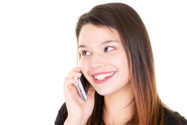 Beyaz arka plan altında bir cep telefonu kullanarak genç gülümseyen kadın