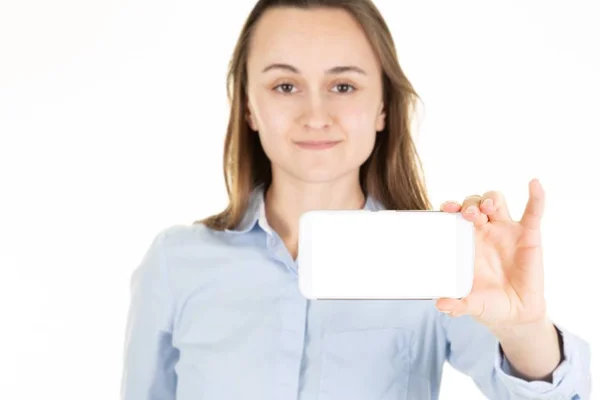 Mulher Bonito Alegre Mostrando Tela Smartphone Isolado Fundo Branco — Fotografia de Stock