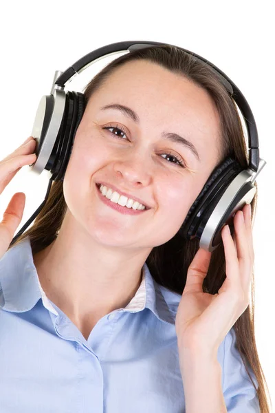 Kvinna Som Lyssnar Musik Hörlurar Njuter Och Sjunger — Stockfoto