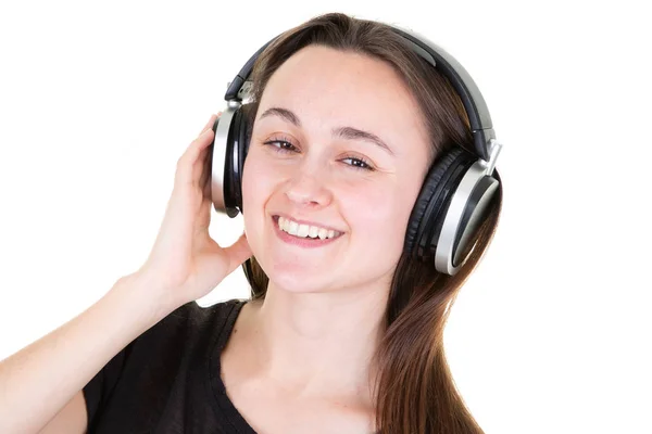 Junge Frau Lacht Und Hört Musik Mit Kopfhörern — Stockfoto