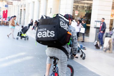 Bordeaux, Aquitaine/Fransa-Mart 22 2019: teslimat bisiklet döngüsü favori restoranından sipariş teslim ödeme sipariş etmek ve çevrimiçi teslimatını izlemek için Uber hesabınızı kullanma