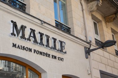 Bordeaux, Aquitaine / Fransa - 22 Mart 2019: Maille Boutique gerçekten iştah açıcı dişli yetişkinler hardal denemek seyir için bir şeker dükkanı