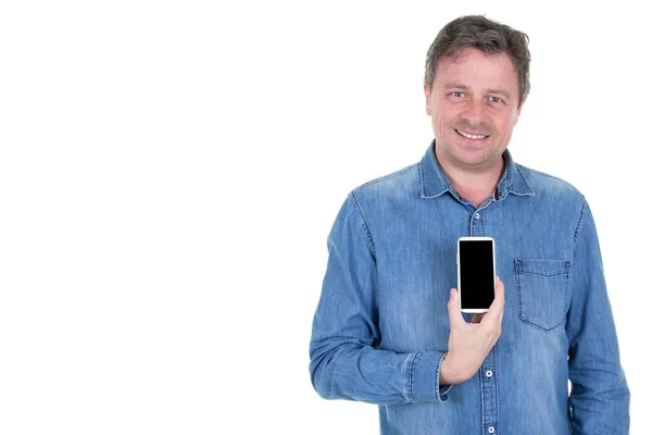 Homem Sorrindo Segurando Telefone Branco Com Tela Preta Vazia Isolada — Fotografia de Stock