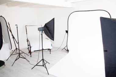 boş fotoğraf stüdyosu arka plan fotoğraf aydınlatma ekipmanı ile