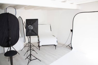 Fotoğraf aydınlatma ekipmanı ile iç fotoğraf stüdyosu