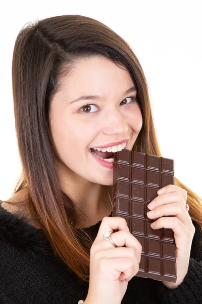 Tevreden Mooi Meisje Bijten Chocoladereep Glimlachen — Stockfoto