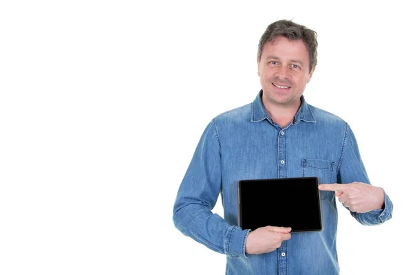 Muž Izolovaných Bílém Pozadí Modré Košili Držení Tabletu Ukazuje Černá — Stock fotografie