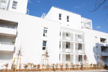 Pasif beyaz modern bina Balkonlu güneşli bir günde
