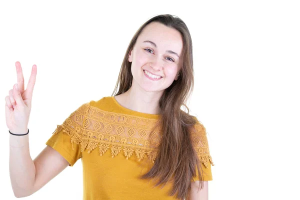 Junge Frau Mit Langen Haaren Posiert Weißem Studio Und Zeigt — Stockfoto