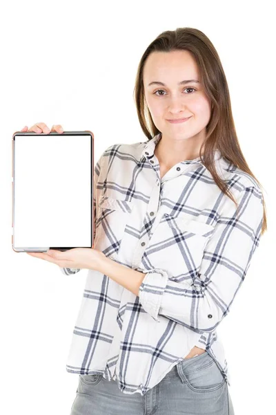 笑顔の女性が白いタブレット空白画面を表示 — ストック写真