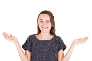 gülümseyen ve kameraya bakarak sevimli genç kadın