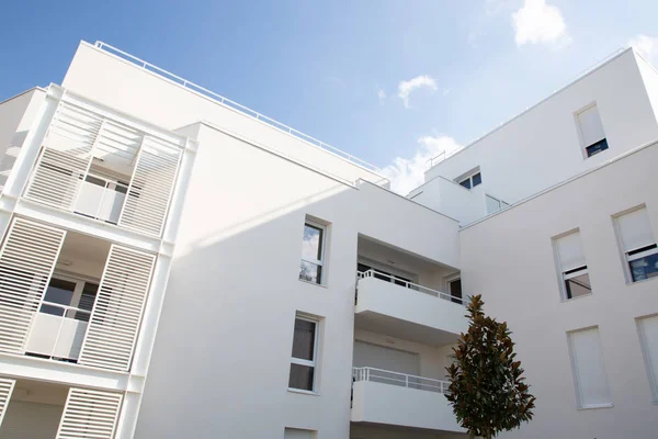 Building White Facade White Wall Blue Sky — Stock Photo, Image