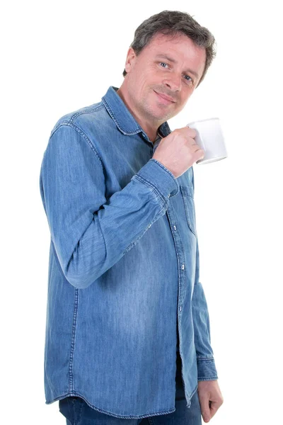 Przyjemny Człowiek Filiżanką Kawy Uśmiechnięty Aparacie Podczas Pozowania Białym Tle — Zdjęcie stockowe