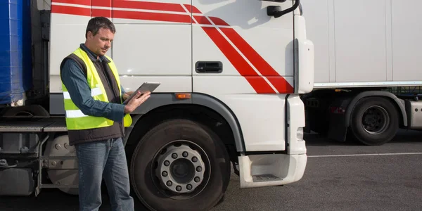 Man Driver Met Tablet Computer Voor Levering Logistiek Truck — Stockfoto