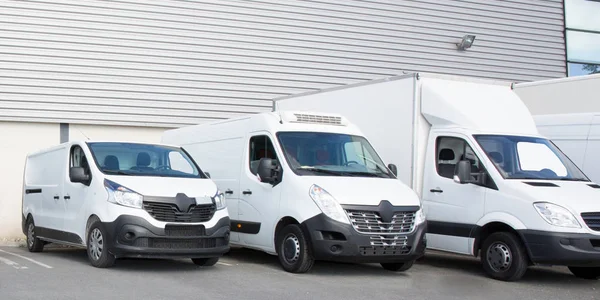 Parcheggio specializzato società di consegna con piccoli camion e furgoni — Foto Stock