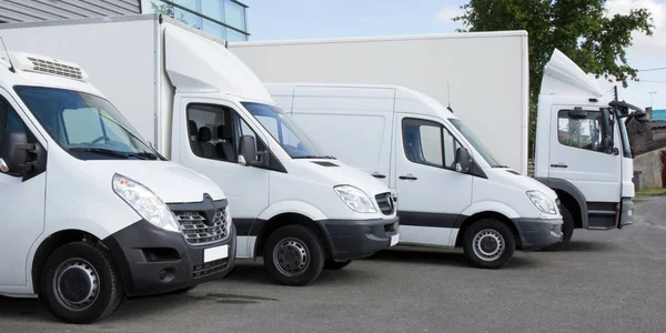 Fila di furgone bianco per consegne e assistenza, camion e auto davanti — Foto Stock