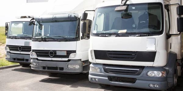Serviço de transporte empresa de entrega e serviço van caminhões frente — Fotografia de Stock