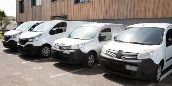 Delivery vans ready to leave to deliver the parcels, park in fro — Stock Photo, Image