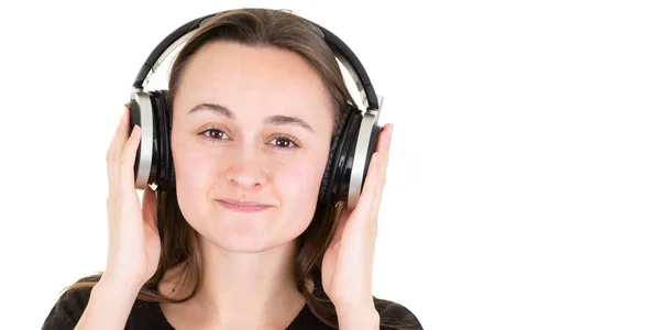 Młoda Piękna Kobieta Korzystających Słuchania Muzyki Dużych Słuchawkach — Zdjęcie stockowe