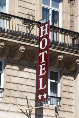 Avrupa kentinde rahat konaklama girişinde otel işareti yol