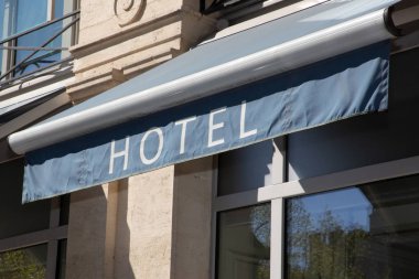Rahat konaklama girişinde otel işareti