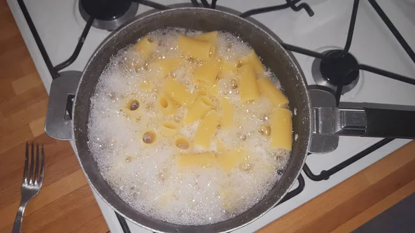 お湯料理の鍋にパスタ — ストック写真