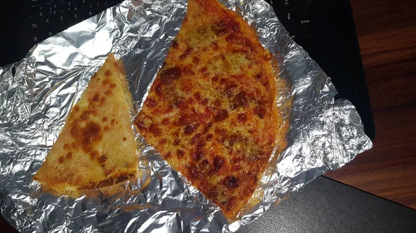 Pizza Fresca Foglio Alluminio Sul Computer Lavoro Durante Pausa Pranzo — Foto Stock