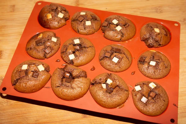 Muffins Savoureux Aux Pépites Chocolat Avec Poudre Cacao Moule Sur — Photo