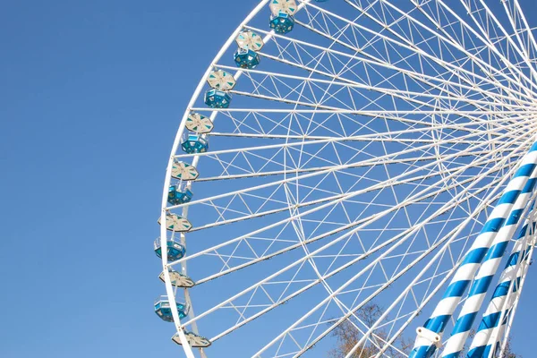 Feiras Ferris Roda Parque Diversões Com Céu Azul — Fotografia de Stock