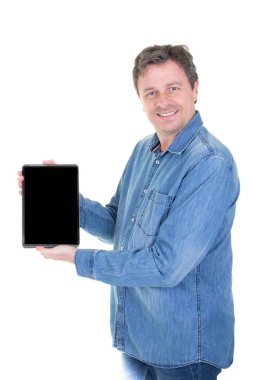 Gülümseyen adam orta yaşlı gösteren boş tablet bilgisayar siyah ekran