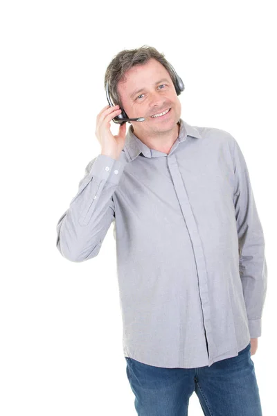 男子站在耳机上为支持呼叫中心而说话 — 图库照片