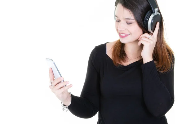 Portrait Une Jeune Femme Enchantée Écoutant Musique Avec Téléphone Casque — Photo
