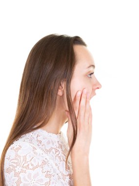 Öfkeli genç kadın beyaz arka planda profilde çığlık atıyor