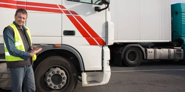 Vrachtwagenchauffeur Voorkant Van Cabine Van Grote Moderne Truck — Stockfoto