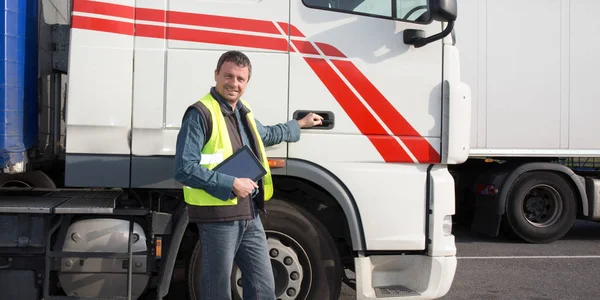 Happy Trucks Driver Voor Container Delivery Truck — Stockfoto