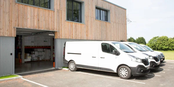 Commercial delivery vans in parking place of transporting carrie — Stock Photo, Image