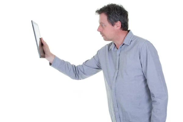 Beyaz Arka Planda Dijital Tablet Kullanarak Yakışıklı Orta Yaşlı Adam — Stok fotoğraf