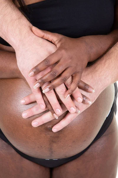 孕妇异族爱男人和女人手在身体腹部非洲美国夫妇 — 图库照片